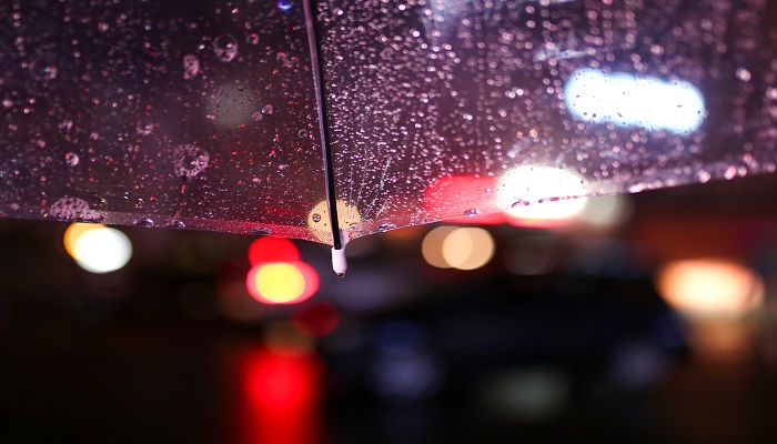 摄图网_500506608_下雨天雨伞雨珠素材（企业商用）.jpg